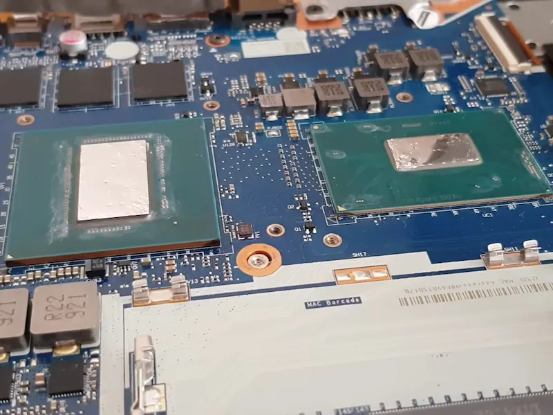 ciekły metal naniesiony na układy cpu i gpu laptopa