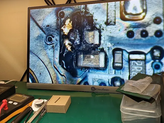 uszkodzone elementy na sekcji zasilania w laptopie DAG3PTMB8DO REV D